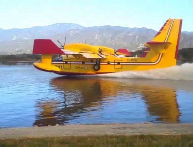 Η στιγμή που καναντέρ ανεφοδιάζεται σε λίμνη - Εντυπωσιακό βίντεο